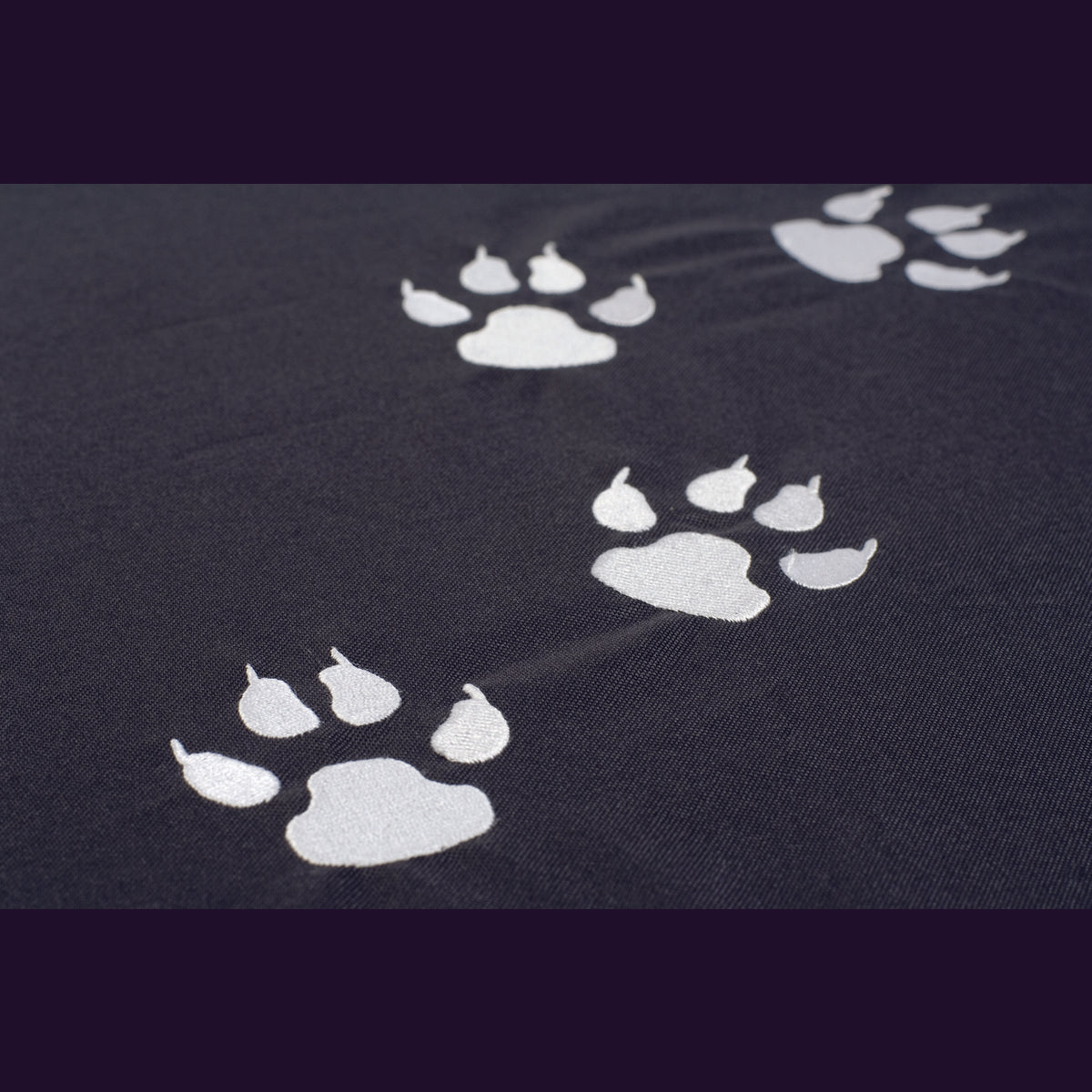 Supermooi honden kussen met speelse pootafdrukken