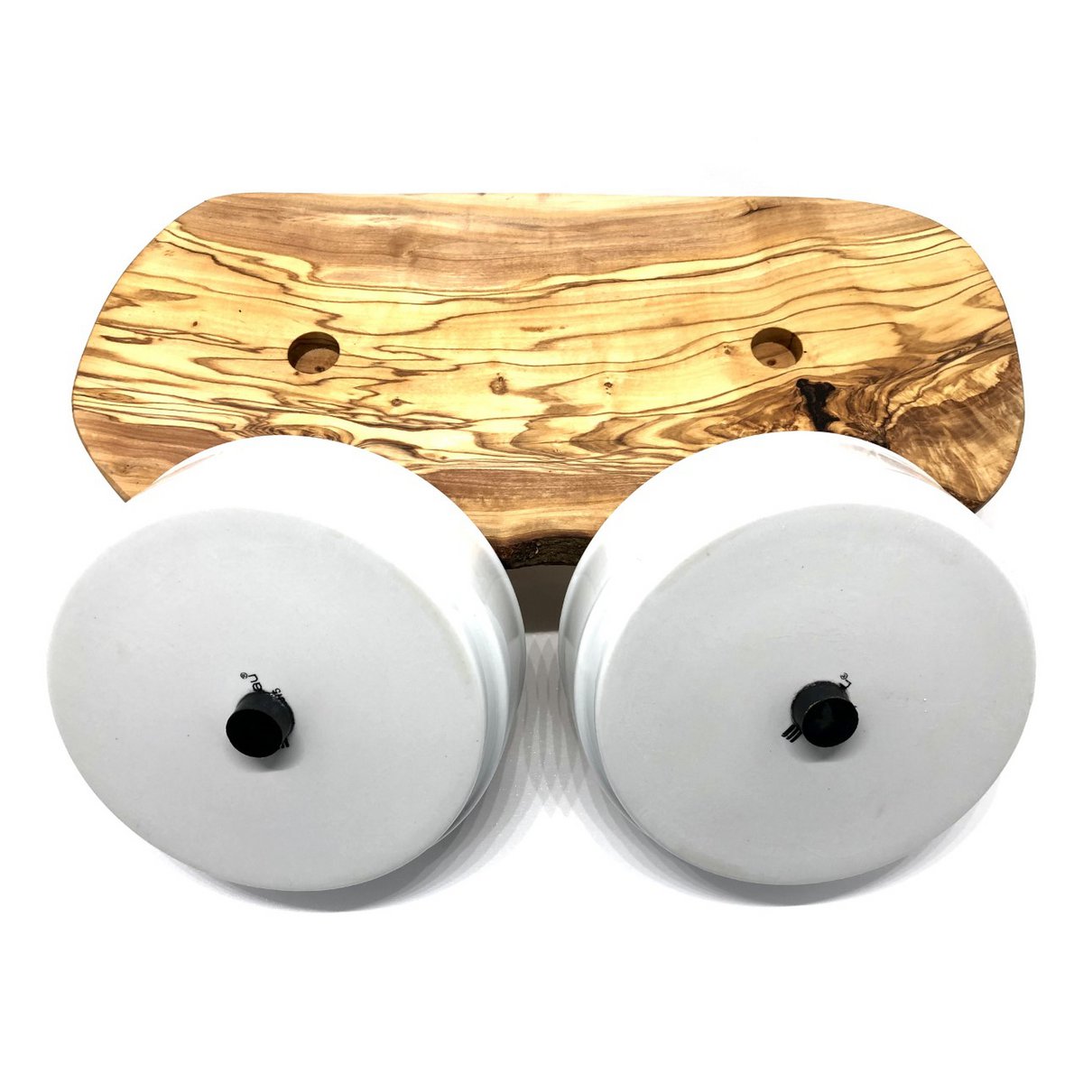 Porseleinen voeder kommen op standaard van olijfhout