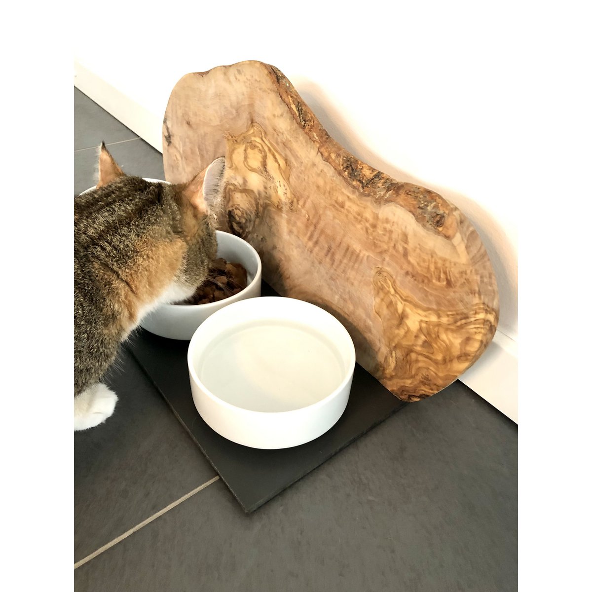 Prachtig voerstation voor je kat van olijfhout met 3 bakken